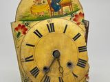 une petite horloge dont le cadran est orné d'une peinture