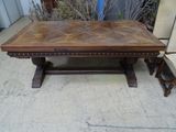 une table en bois avec un plateau marron et une chaise blanche