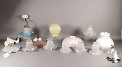 un grand nombre d'objets en verre posés sur une table