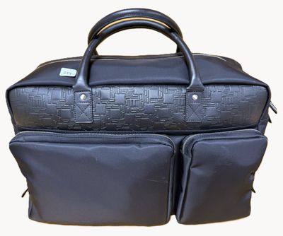 un sac noir posé sur une table