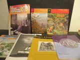de nombreux livres posés sur une table