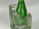 une bouteille en verre vert surmontée d'un bouchon doré