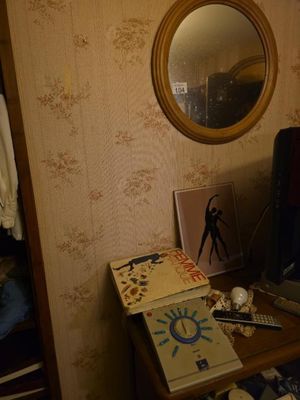 un bureau sur lequel se trouvent un miroir et un ordinateur portable