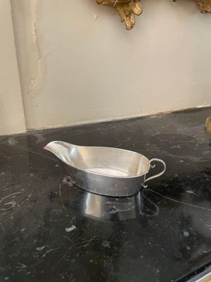 un saladier et une casserole sur le plan de travail de la cuisine