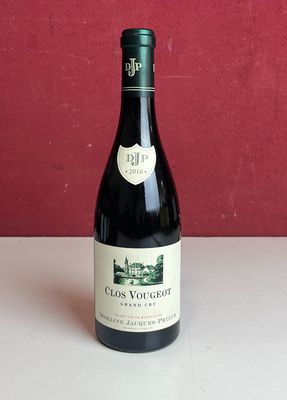 une bouteille de vin posée sur une table à côté de deux bouteilles de vin