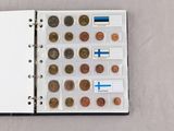 un livre rempli de pièces de monnaie, posé sur une table