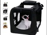 un petit chien assis dans une petite cage de transport