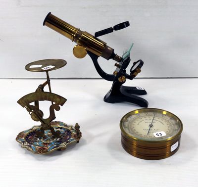 deux types de microscopes et une horloge posés sur une table