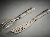 une paire de fourchettes et de cuillères anciennes en argent sur fond gris