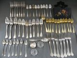 beaucoup de cuillères en argent et de cuillères sur la table