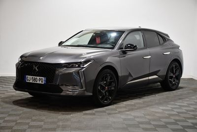 un 4x4 gris garé dans une pièce au sol en damier