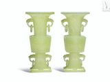 une paire de vases verts munis d'anses de chaque côté