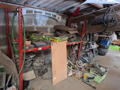 un garage rempli d'outils et de bric-à-brac