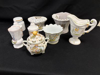 de nombreux types de vases et de récipients sur fond noir