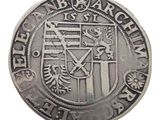 une image représentant une pièce d'argent sur laquelle figure un blason
