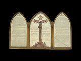 un crucifidus posé sur un livre ouvert