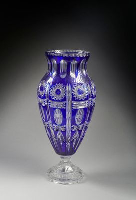 un vase en verre bleu posé sur une table