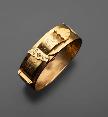 un bracelet en or orné d'une croix