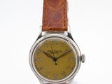 une photo d'une montre-bracelet avec un bracelet en cuir marron