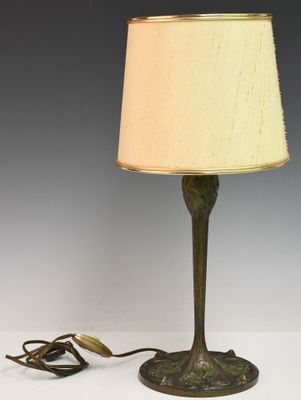 l'image d'une lampe posée sur une table
