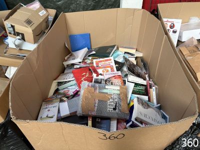 une boîte en carton remplie de livres et d'autres objets
