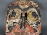 une image représentant un masque en bois avec deux yeux