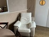 une chaise et une table dans une pièce où il y a un miroir accroché au mur