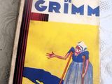 un vieux livre sur lequel figure l'image d'une femme en robe bleue tenant une canne
