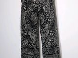 un pantalon à motifs cachemire noir et blanc sur un mannequin, un mannequin, un mannequin, un mannequin, un mannequin, un mannequin, un mannequin, un mannequin, un mannequin, un mannequin, un mannequin, un mannequin, un mannequin, un mannequin, un mannequin, un mannequin, un mannequin, un mannequin, un mannequin, un mannequin, un mannequin, un mannequin, un mannequin, un mannequin, un mannequin, un mannequin, un mannequin, un mannequin, un mannequin, un mannequin, un mannequin, un mannequin, un mannequin, un