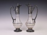 paire de vases plaqués argent, munis d'anses et de poignées