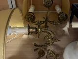 a table with a lamp and a mirror on it