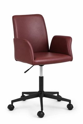 une chaise de bureau rouge équipée de roulettes, sur fond blanc