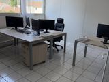 une photo d'un bureau avec deux écrans d'ordinateur et un bureau