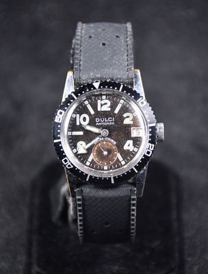 gros plan d'une montre sur une surface noire