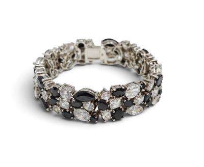 un gros plan sur un bracelet orné de pierres noires et blanches