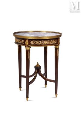 une image d'une petite table avec un plateau en marbre