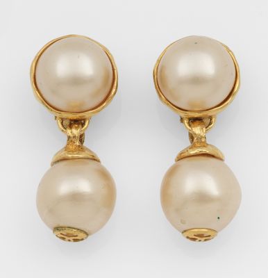 une paire de boucles d'oreilles en perles et or