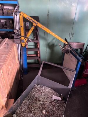 une grue qui se trouve à côté d'un tas de bois