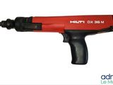 un gros plan d'un pistolet à air comprimé rouge et noir sur fond blanc