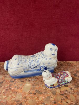 une figurine en porcelaine représentant un chien endormi et un livre posé sur une table