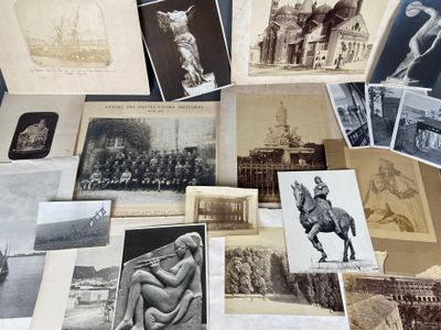 beaucoup de vieilles photos sur la table