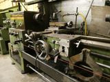 une machine qui se trouve à l'intérieur d'un bâtiment