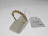une image représentant une bague en or et une étiquette de prix sur un fond blanc