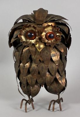 une sculpture représentant un hibou, réalisée à partir de feuilles de métal