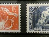 deux timbres représentant une femme et un homme
