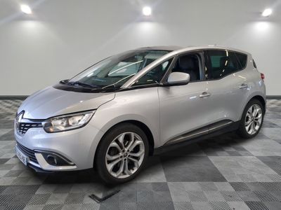 la voiture argentée est garée sur un sol en damier dans le garage