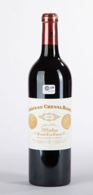 une bouteille de vin posée sur une table
