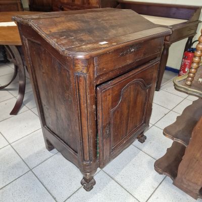 une petite table en bois surmontée d'un tiroir