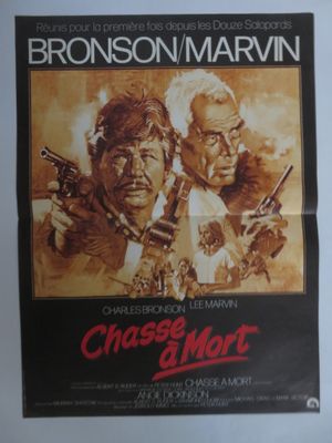 une vieille affiche de cinéma représentant deux hommes brandissant des armes l'un face à l'autre