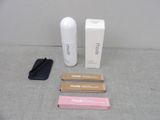 un flacon de lotion et un tube de lotion à côté d'une boîte de dentifrice